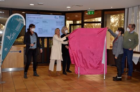 Die erste Stele enthüllten am HJW-Tag, kommentiert von Tanja Kranz, Leiterin des Marketings, (v.l.n.r.) Barbara Martetschläger, Ina Rathje, Dr. Corina Kiesewalter und Dr. Axel Galler. Bild: Jagode 